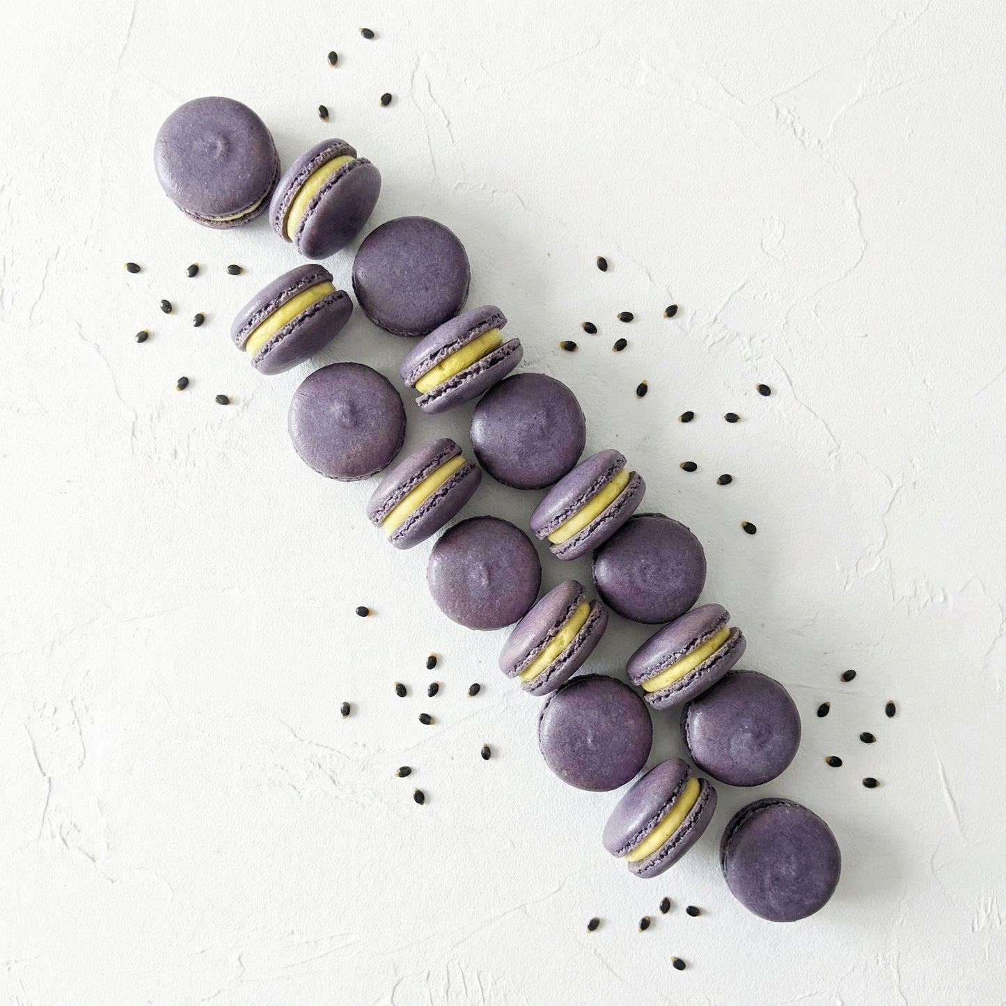 มาการองรสเพอร์เพิลแพชชั่นฟรุ๊ต 15 กรัม (กล่องละ 16 ชิ้น)